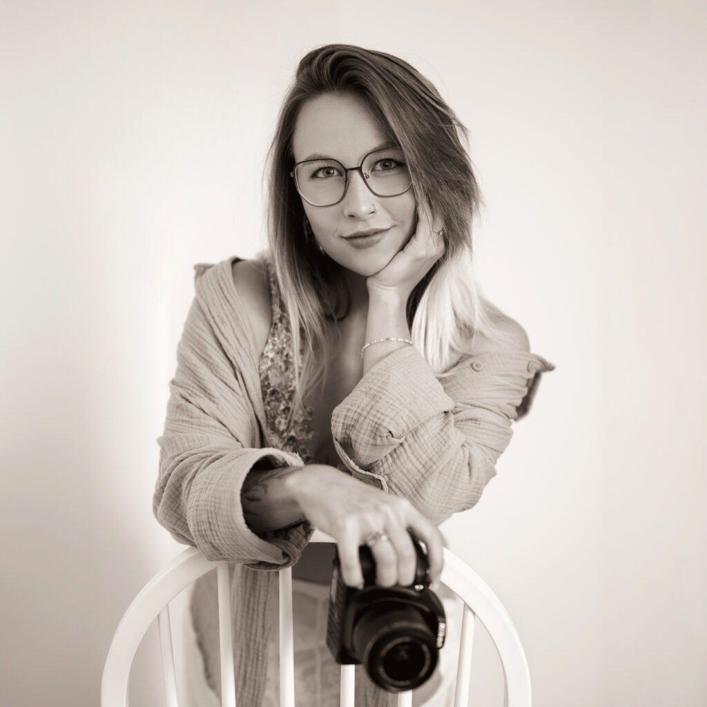 Fotografin schaut selbst in die Kamera