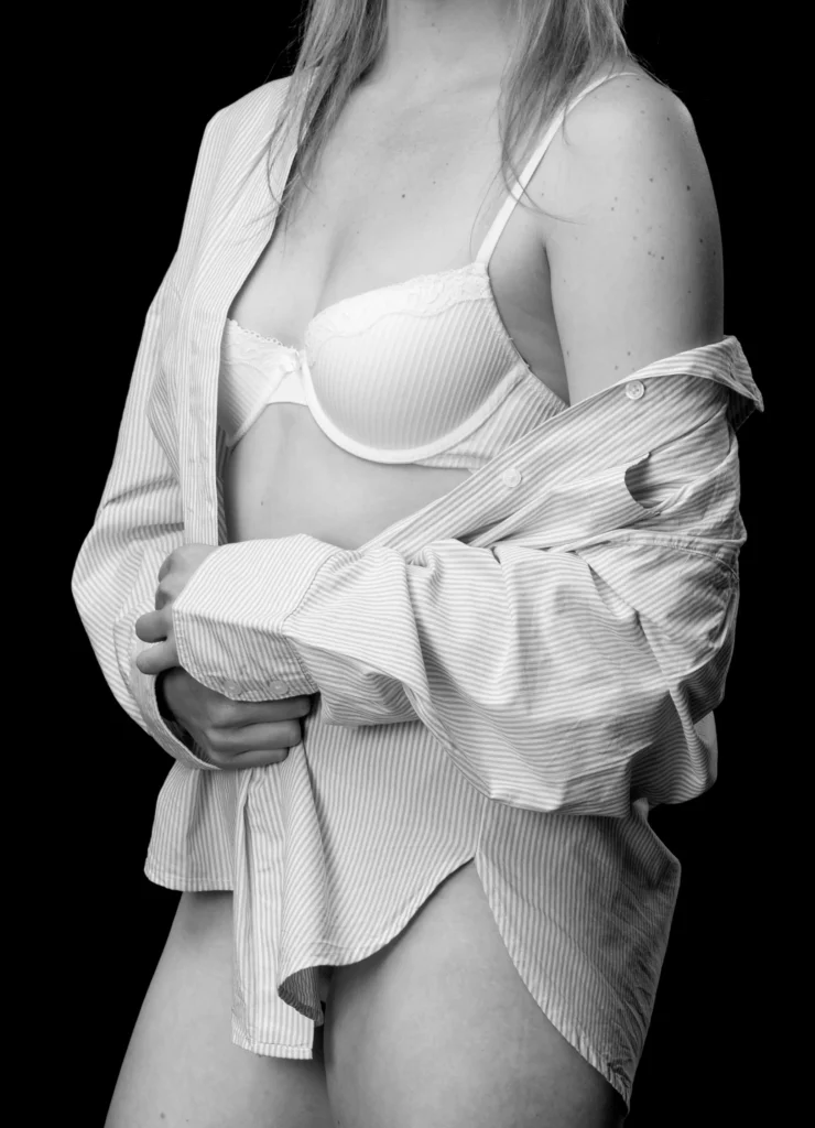 Frau steht mit Hemd um ihre Schultern – natürliche Boudoirfotografie Koblenz